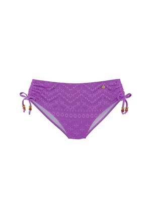Lila Bikini-Unterteil mit strukturiertem Spitzenmuster, seitlichen Bindebändern und dekorativen Perlen. Hergestellt aus dehnbarem Stoff für zusätzlichen Komfort.