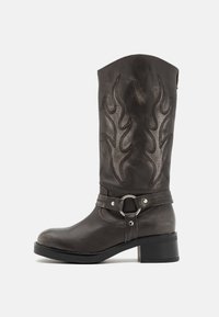 Botă de cowboy din piele neagră cu un design în flăcări, toc înălțat, accent cu cataramă și o textură netedă.