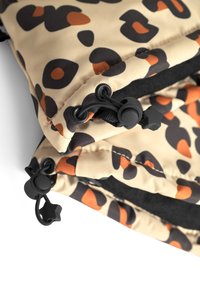 Tejido acolchado en beige con estampado de leopardo en negro y naranja quemado. Cuenta con toggles de cordón negro y una textura suave.