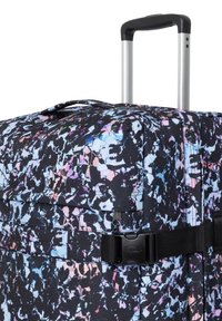 Rollende koffer met een zwarte achtergrond, abstract kleurrijk print in tinten blauw, roze en wit. Voorzien van een telescopische handgreep en zwarte riemen.