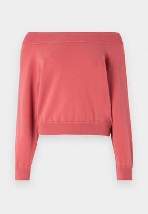 Suéter coral con los hombros al descubierto, de manga larga, con cuello y puños acanalados, y una cinturilla ajustada. Tela suave y texturizada.