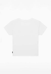 Camiseta de algodón blanca con mangas cortas, cuello redondo y corte recto. Presenta una pequeña etiqueta con logo negro en la parte inferior izquierda.