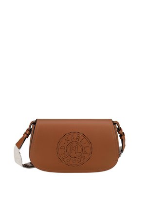 Sac d'épaule en cuir marron style selle avec logo circulaire perforé à l'avant et sangle en tissu blanc réglable avec accents en cuir.
