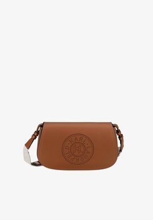 Sac d'épaule en cuir marron style selle avec logo circulaire perforé à l'avant et sangle en tissu blanc réglable avec accents en cuir.