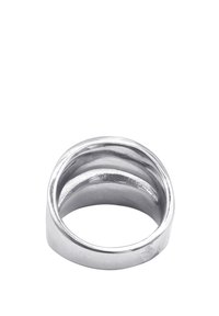 Anello in metallo argentato con una finitura liscia e lucida, caratterizzato da un design arrotondato e una superficie interna leggermente curva.