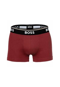 Boxeri scurți căpșuni cu un brâu negru pe care se află numele mărcii "BOSS" scris cu litere albe. Vedere frontală, design minimalist.