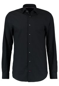 Camisa negra de manga larga con cuello puntiagudo, tapeta frontal y botones negros. Tela lisa de color sólido con un brillo sutil.