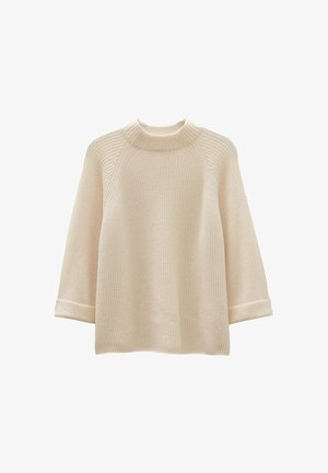 Crèmegekleurde geribbelde gebreide trui met een hoge hals en driekwart mouwen, voorzien van opgerolde manchetten en een losse, relaxte pasvorm.
