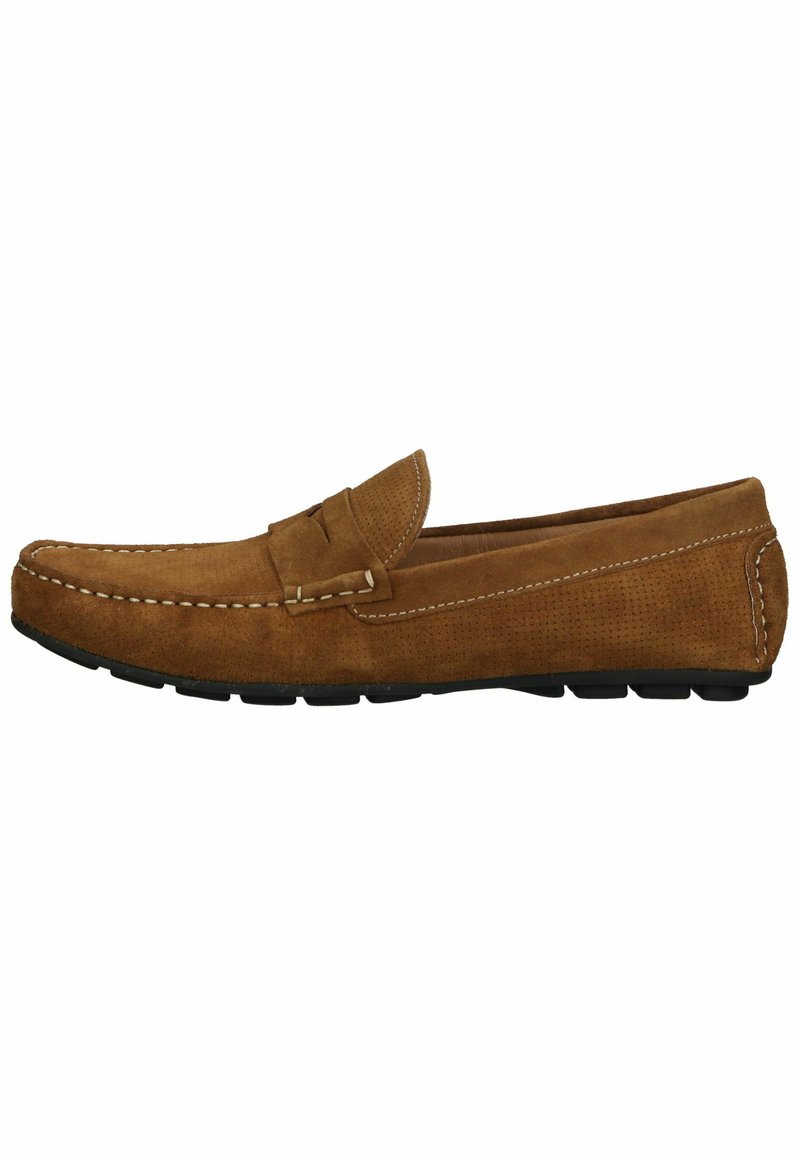 Brune ruskinds loafers med et syet design, der har en dekorativ rem og perforerede detaljer. Sorth gummisål med textured greb.