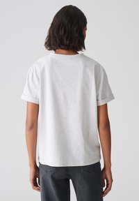 Grijze katoenen t-shirt met opgerolde korte mouwen, een relaxte pasvorm, ronde halslijn en een zachte textuur, gezien van de achterkant.