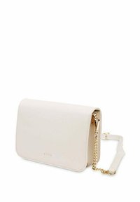 Bílá kožená crossbody taška s klopovým uzávěrem, zlatým řetízkovým akcentem a nastavitelným popruhem. Obsahuje minimální detail loga na přední straně.