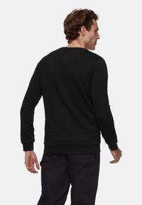 Zwarte sweatshirt met een ronde hals, ribgebreide mouwen en onderkant. Bevat een logo dat op de rug is gedrukt. Gemaakt van textuurstof.