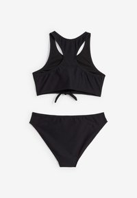Set di bikini nero con top corto testurizzato caratterizzato da un design con schiena a casco e lacci regolabili, abbinato a un bikini classico in stile hipster.