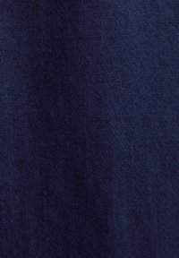 Donker marineblauwe stof met een fijne, gladde textuur, voorzien van een subtiel keperweefpatroon en een consistente kleur over het oppervlak.