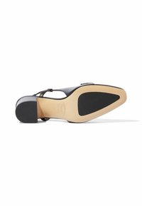 Zapato de tacón negro de cuero con punta redondeada, que cuenta con un tacón cuadrado resistente y un acabado suave y brillante. Suela texturizada para agarre.