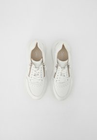 Baskets blanches avec une tige en cuir texturé, dotées d'un design à lacets et d'une fermeture éclair latérale. Semelle en caoutchouc et détails perforés pour la respirabilité.