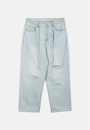 Hellblaue Jeans mit hohem Bund, lockerer Passform, Gürtelbändern, vorderen Taschen und ausgefransten Rissen an Oberschenkeln und Knien.