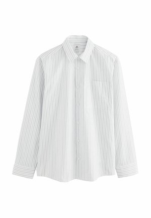 Chemise blanche à manches longues avec boutons, fines rayures verticales grises et une poche poitrine, affichée sur un fond blanc uni.