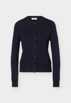 Kardigan tamnoplave boje s dugim rukavima, okruglim izrezom, prednjim zatvaranjem na kopčanje, rebrastim manšetama i rubom te suptilnim izvezenim logotipom na prsima.