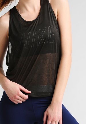 Canotta nera senza maniche con il logo Nike in un tessuto leggermente trasparente. Fit morbido con scollatura arrotondata, abbinata a leggings in vita alta.