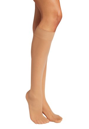 Calze al ginocchio beige realizzate in materiale liscio e trasparente, con un morbido fascino elastico nella parte superiore e con le punte scoperte, progettate per comfort e vestibilità.