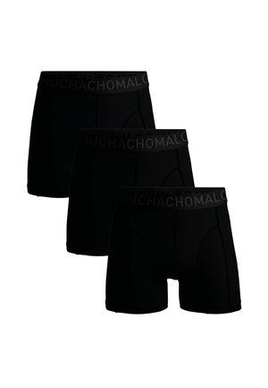 Tres pares de calzoncillos boxers negros con una textura de tela suave, que presentan una cinturilla etiquetada "MUCHACHOMALO" en gris oscuro.