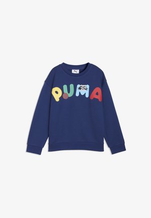 Tamsiai mėlynas ilgomis rankovėmis džemperis su spalvotais „PUMA“ raidėmis, įskaitant krepšinio kamuolį ir katės veidą ant raidės „M“.