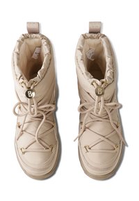 Beżowe botki do kostki z wyściełanym wierzchem, sznurowane z przodu, z akcentami ze złotych elementów i teksturowaną podeszwą. Materiał wydaje się gładki z lekkim połyskiem.