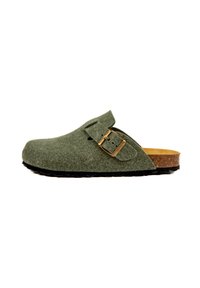 Sabot en feutre vert avec un bout arrondi, accent de boucle en argent ajustable et semelle en liège. Semelle extérieure en caoutchouc noire contrastante pour une meilleure adhérence.