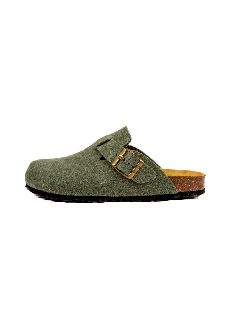 Sabot en feutre vert avec un bout arrondi, accent de boucle en argent ajustable et semelle en liège. Semelle extérieure en caoutchouc noire contrastante pour une meilleure adhérence.