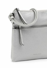 Borsa a clutch in pelle argentata con finitura testurizzata, dotata di chiusura con zip superiore, tracolla regolabile e due cursori per la zip.