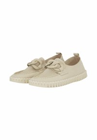 Beige instap schoenen met een geperforeerd ontwerp, voorzien van een knoopdetail op de neus en een gestructureerde rubberen zool met ribbels.