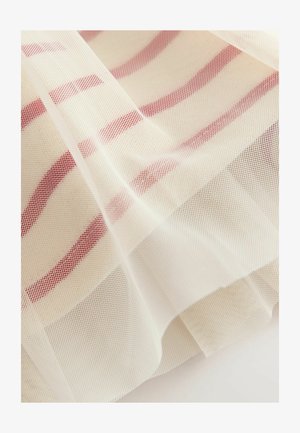 Ľahká tylová tkanina so priesvitným krémovým podkladom a striedajúcimi sa červenými pruhmi. Textúra je mäkká a mierne textúrovaná s oválnym vzorom.