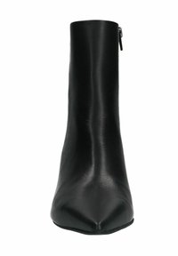 Schwarze Lederknöchelstiefel mit spitzer Zehe, glatter Textur und einem seitlichen Reißverschluss. Das Design ist schlank mit einem eng anliegenden Schaft.