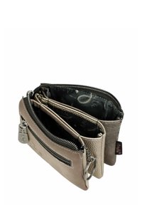 Cartera de cuero en color topo claro, plegable y ligera, con múltiples compartimentos y cremalleras. El interior presenta un forro estampado. Incluye un enganche para llaves.