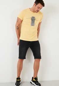 Buratti CREW NECK MARTİNA - Apdrukāts T-krekls - yellow