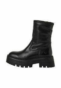 Černé kožené kotníkové boty se zipem, s robustní černou gumovou podrážkou a hladkým povrchem. Na boku je přítomný detail s logem.