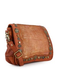 Oranje leren handtas met een gestructureerde afwerking, versierd met ronde metalen studs langs de flap en schouderband. Voorzien van een schouderband.