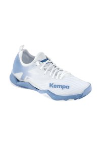 Weißer Sportschuh mit hellblauen Akzenten, Mesh-Obermaterial, strukturierte Oberfläche und Gummisohle. Mit "Kempa"-Logo an der Seite.