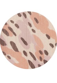 Tkanina w zwierzęcy wzór w delikatnych odcieniach różu i beżu, z ciemnobrązowymi plamkami oraz gładką fakturą, tworząca abstrakcyjny wzór.