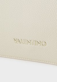 Valentino Bags BRIXTON - Soma ar siksnu pāri ķermenim - ecru