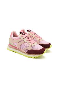 Scarpe sportive in mesh e suede rosa con punta bordeaux, suola verde lime e lacci rosa. Presentano un design a strati e materiali traspirabili.
