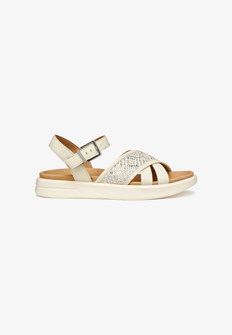 Sandale beige à bout ouvert avec une bride tissée à motif, une bride de cheville à boucle réglable et une semelle rembourrée.