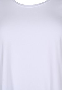 Weißes Rundhals-T-Shirt aus weichem Baumwollstoff. Glatte Textur, minimalistisches Design, keine Muster oder sichtbaren Hardwaredetails.