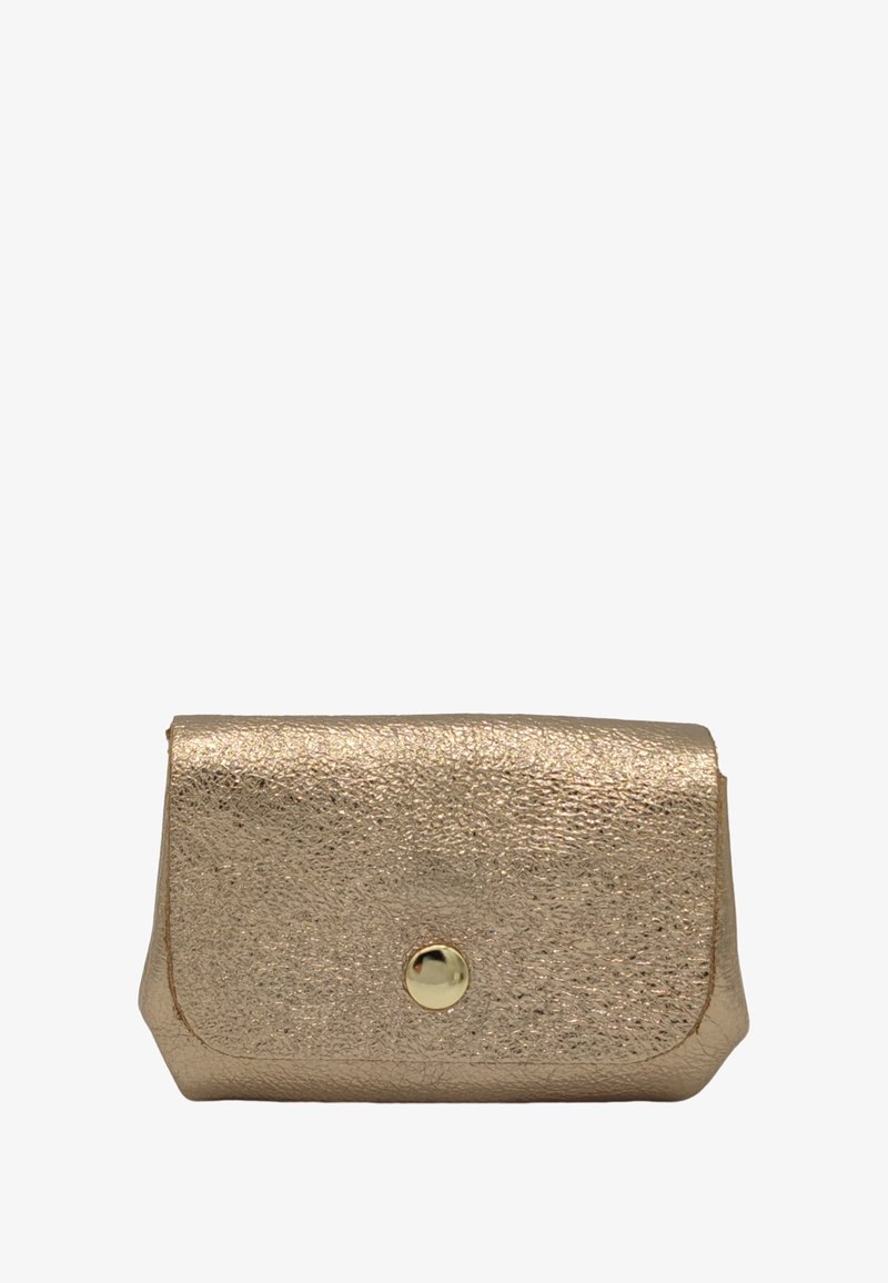 Petit portefeuille en cuir texturé métallique doré avec des bords arrondis et une fermeture centrale à bouton pression doré.
