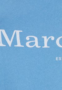 Tessuto di cotone azzurro chiaro con una superficie liscia, che presenta un testo bianco prominente con la scritta "Marc" e un piccolo "ES" in basso a destra.
