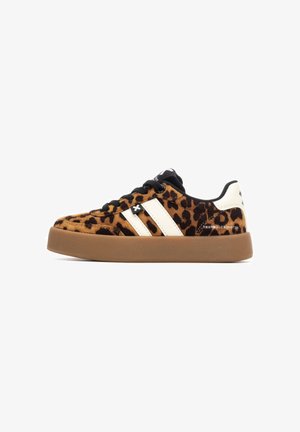 Zapatillas con estampado de leopardo en ante marrón y negro, con franjas laterales blancas, cordones negros y suela de goma marrón. Diseño de punta redondeada.