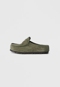 Grønn semsket slip-on sko med rund tå, dekorativ søm og en holdbar svart gummisåle. Minimalistisk design uten synlig maskinvare.