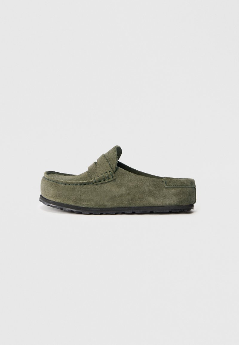 Grønn semsket slip-on sko med rund tå, dekorativ søm og en holdbar svart gummisåle. Minimalistisk design uten synlig maskinvare.