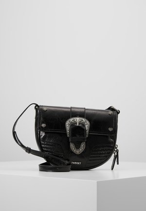 Zwarte leren crossbodytas met decoratieve zilveren gesp, hartvormige studs, verstelbare riem en klein ritspocket, merk Twinset.